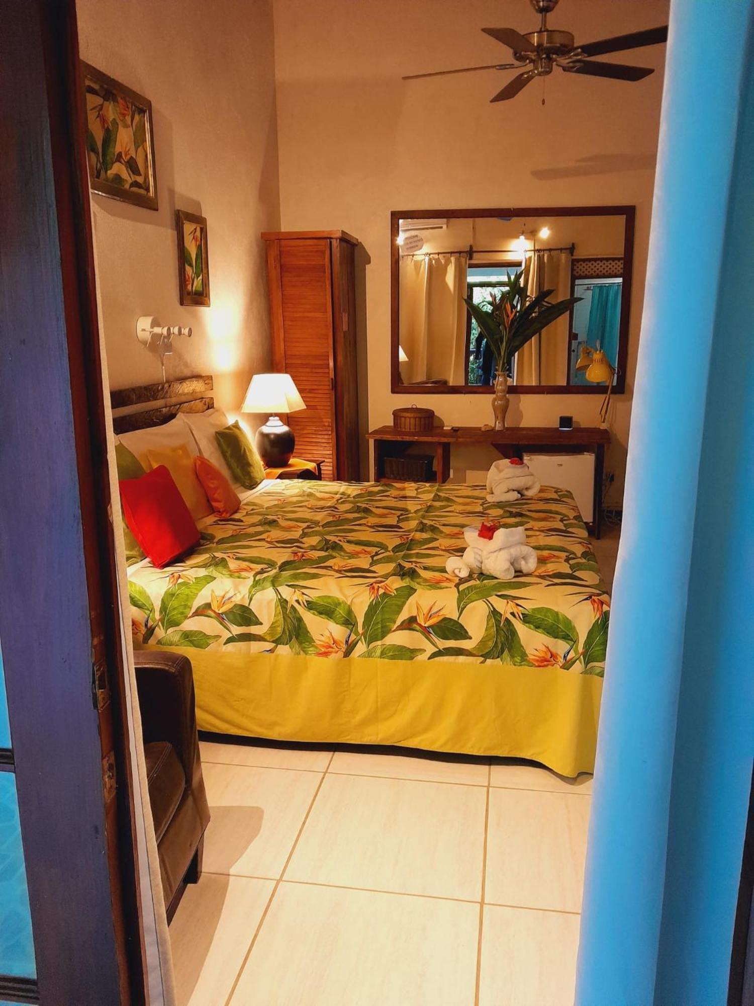 Hibiscus Valley Inn Marigot Eksteriør bilde